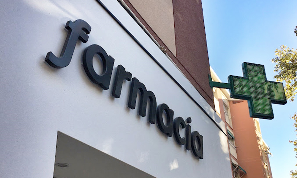 Fachada de la Farmacia Altozano, en Hortaleza (Madrid)