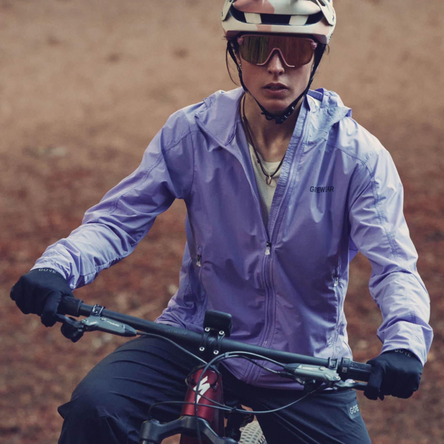 Un'immagine lifestyle del prodotto FERNFLOW Giacca Antivento Con Cappuccio Donna in uso.