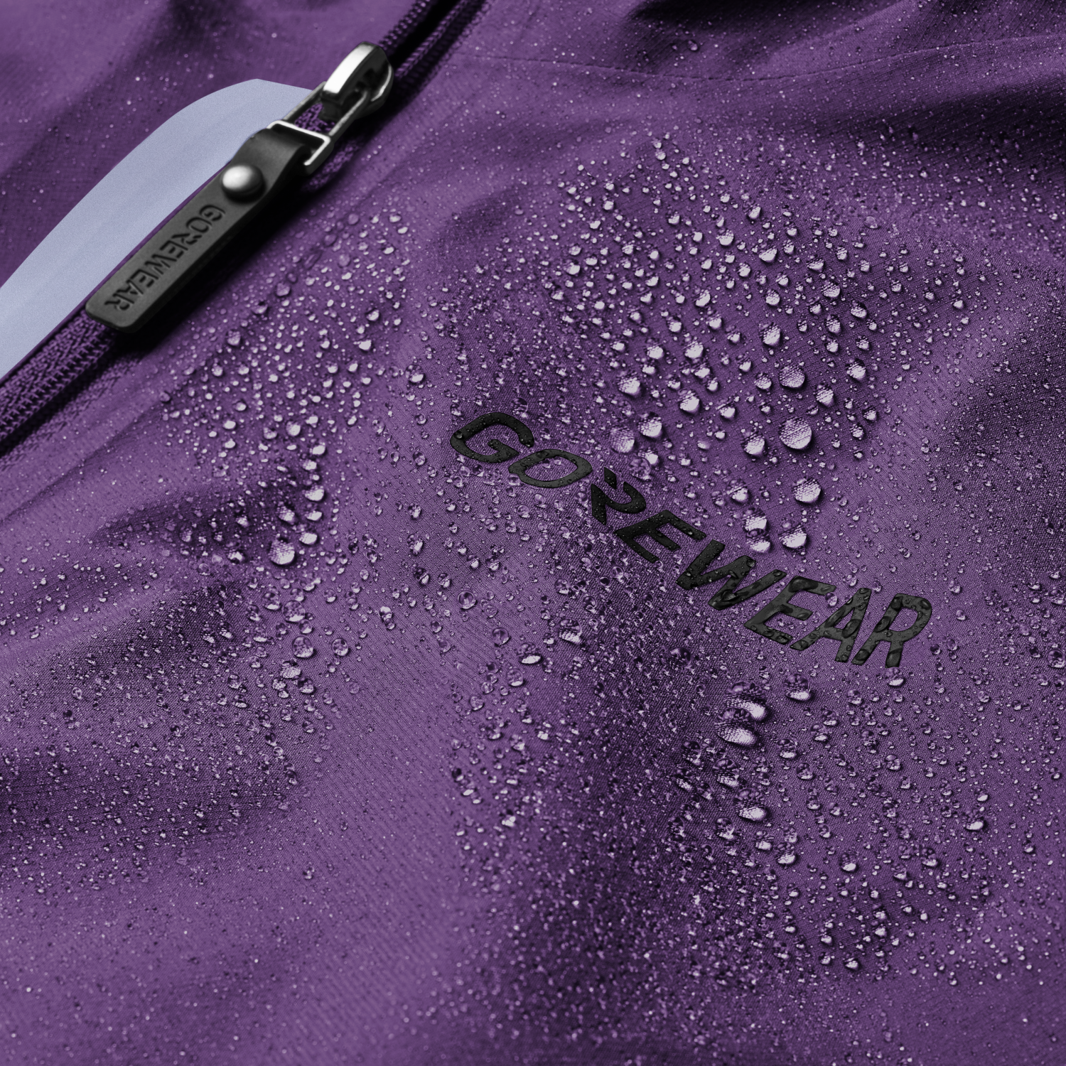 Gezeigt wird ein Bild des Artikels der Kategorie „CONCURVE GORE-TEX Logo Jacke Herren“, ohne dass ein Model das Produkt trägt.