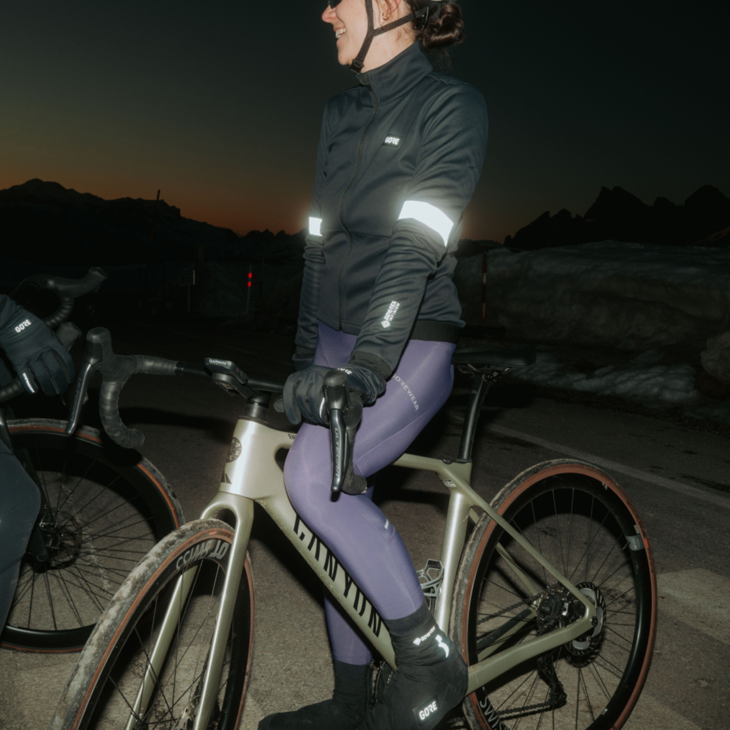 A lifestyle image of the SWIFTRIDE Thermo Bib Tights Women being used.