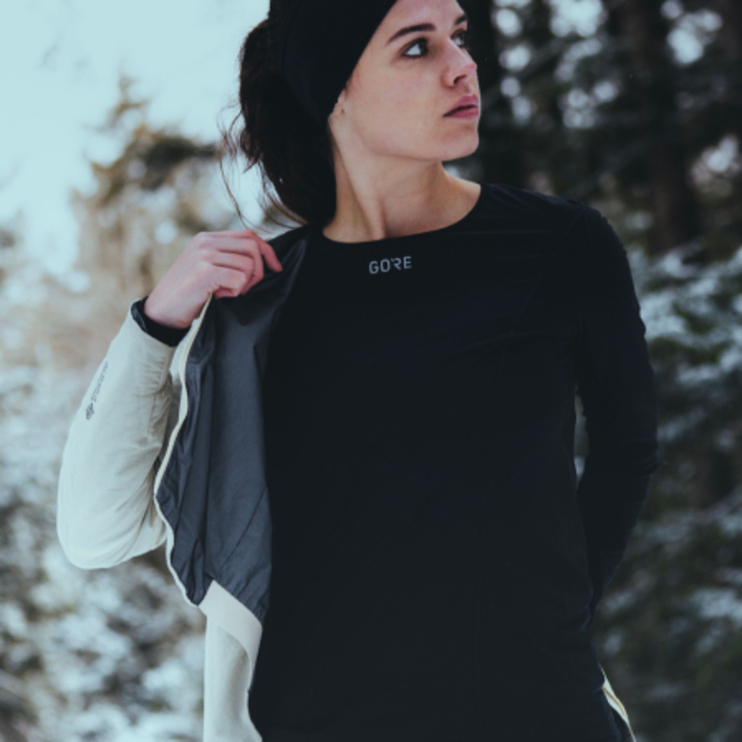 Image montrant le produit suivant : M WINDSTOPPER® Base Layer Thermo Maillot à manches longues Femme, en conditions d’utilisation réelles.