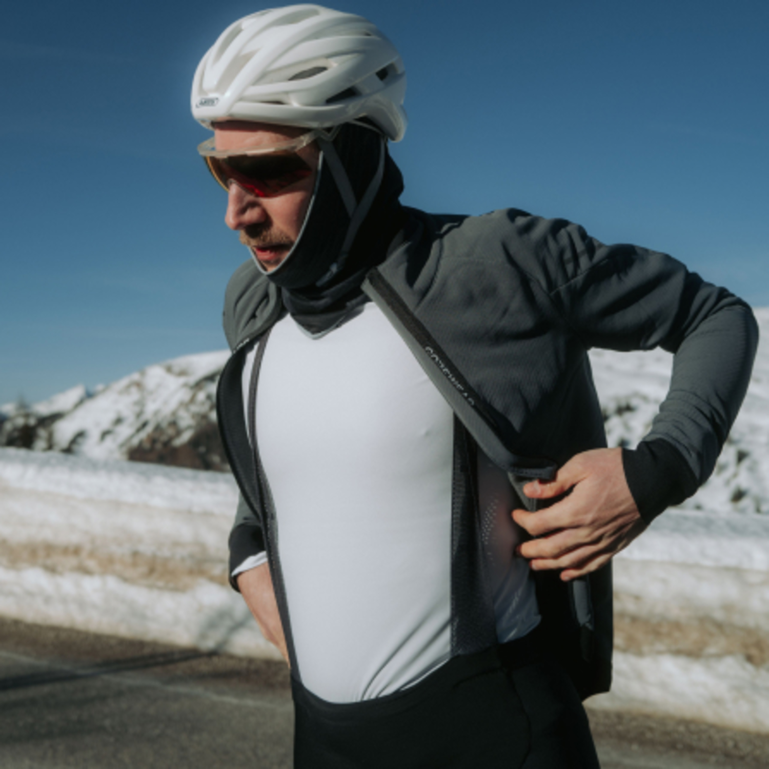 Ein Lifestyle-Bild des Artikels „M WINDSTOPPER® Base Layer Thermo Shirt Langarm Herren“ beim Tragen.