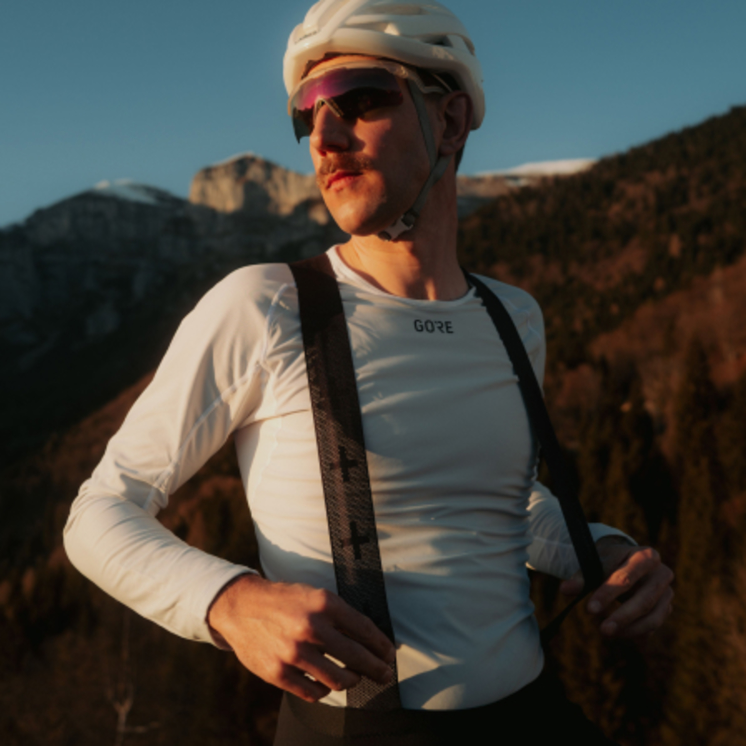 Ein Lifestyle-Bild des Artikels „M WINDSTOPPER® Base Layer Thermo Shirt Langarm Herren“ beim Tragen.