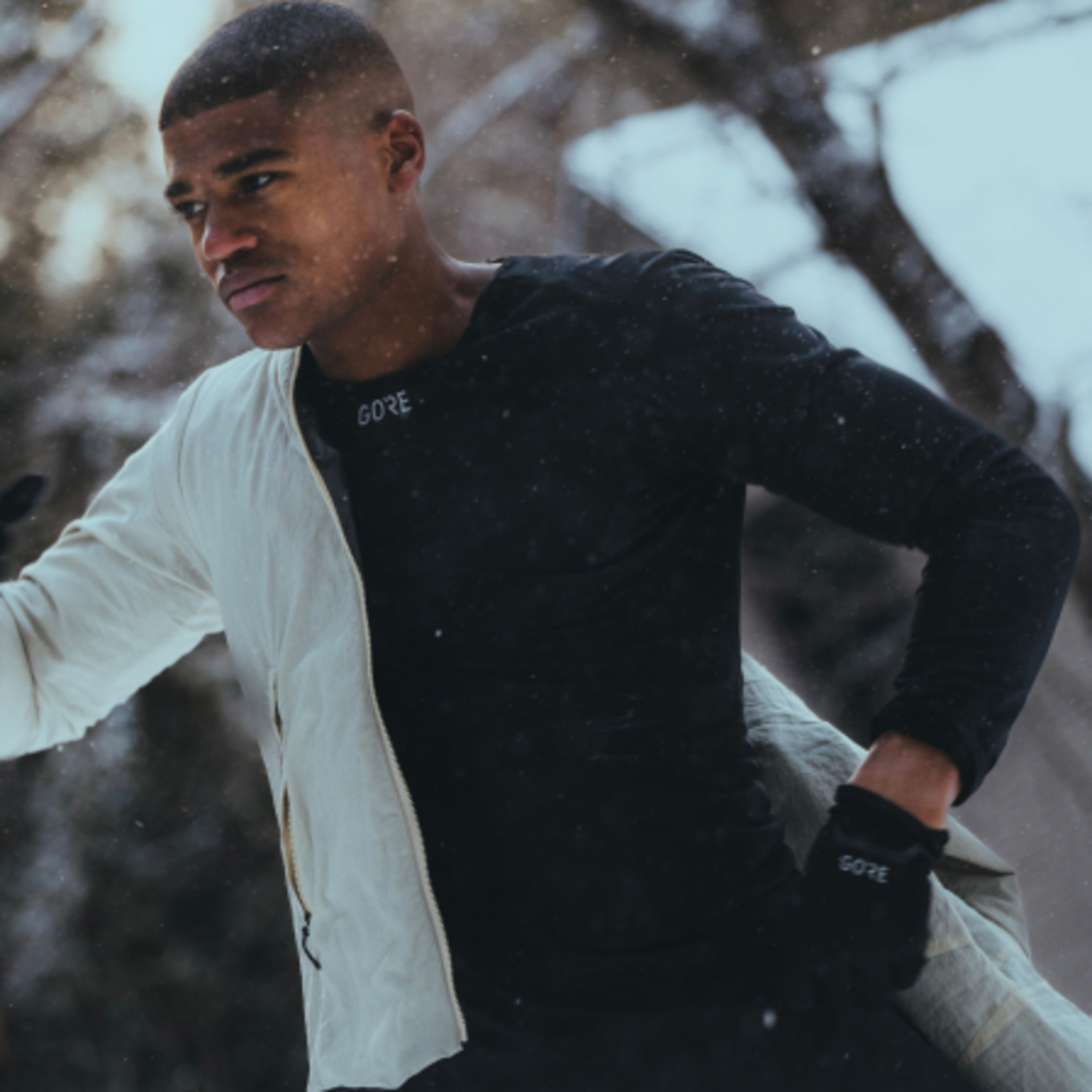 Ein Lifestyle-Bild des Artikels „M WINDSTOPPER® Base Layer Thermo Shirt Langarm Herren“ beim Tragen.