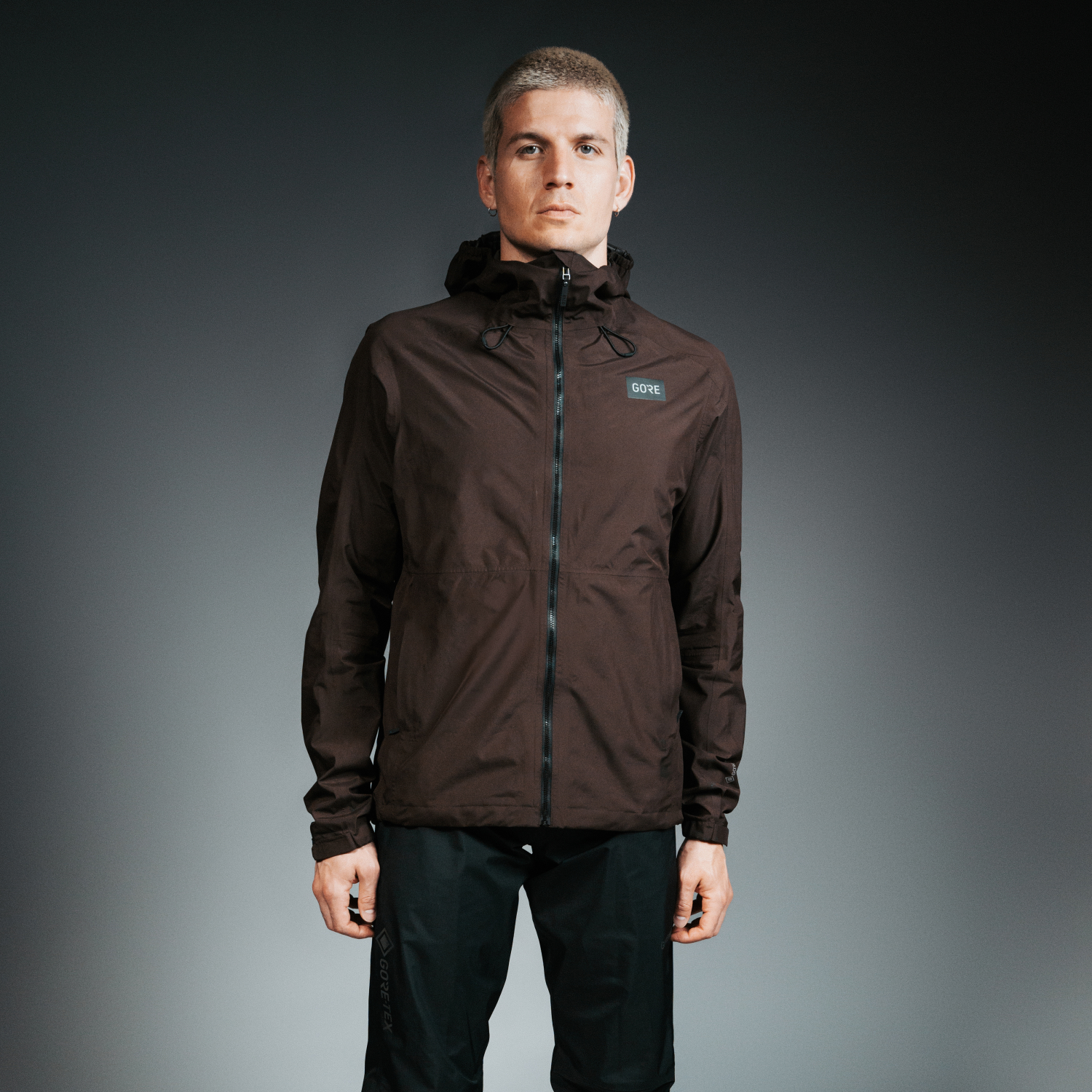 Le modèle porte le produit suivant : Endure GORE-TEX Veste Homme, en taille EU Large / US Medium. Il mesure 185 cm / 6'1'' et pèse 85 kg / 187 lbs.