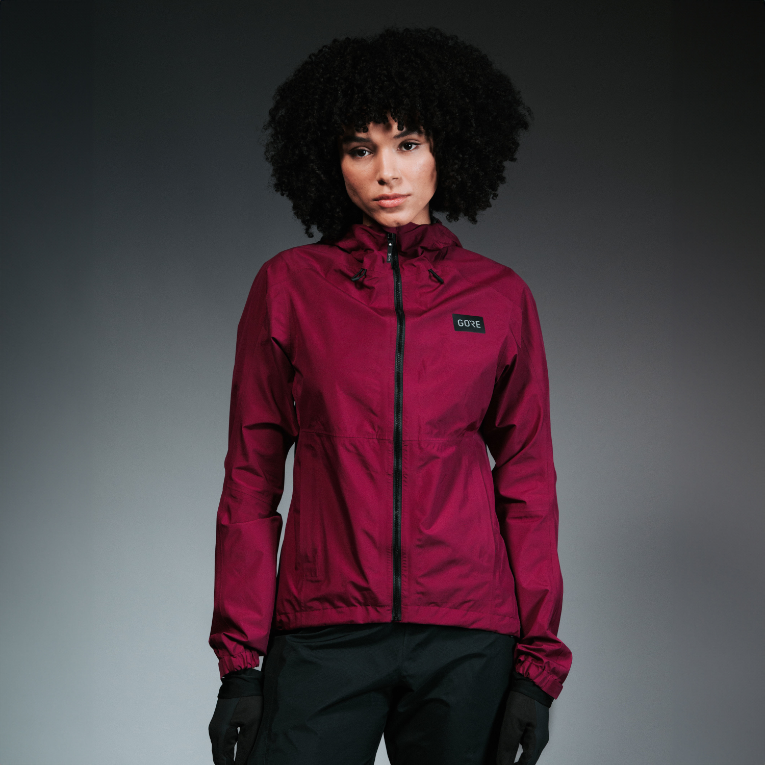 A product model is wearing the Endure GORE-TEX Jacket Womens in size Small and is 172 cm / 5'7'' and weighs 57 kg / 125 lbs.