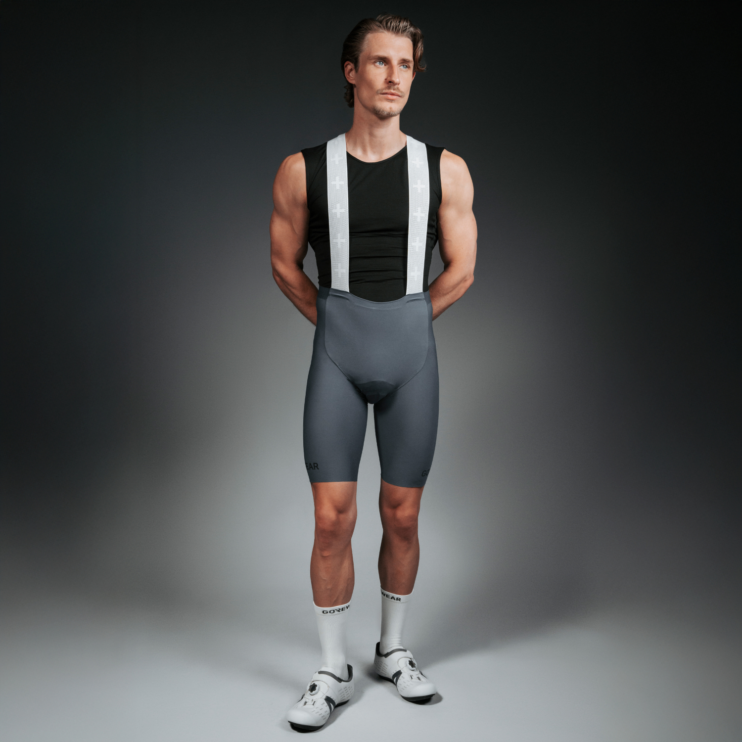Ein Model trägt einen Artikel der Kategorie „Distance Kurze Trägerhose 2.0 Herren“ in Größe EU Large / US Medium und ist 184 cm / 6'0'' groß und wiegt 80 kg / 176 lbs.