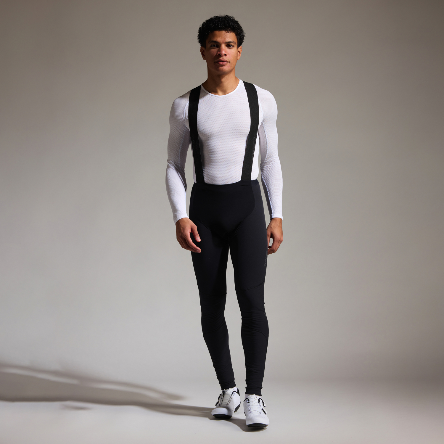 Le modèle porte le produit suivant : Distance Cuissard à bretelles Hiver Homme, en taille EU Large / US Medium. Il mesure 190 cm / 6'3'' et pèse 80 kg / 176 lbs.
