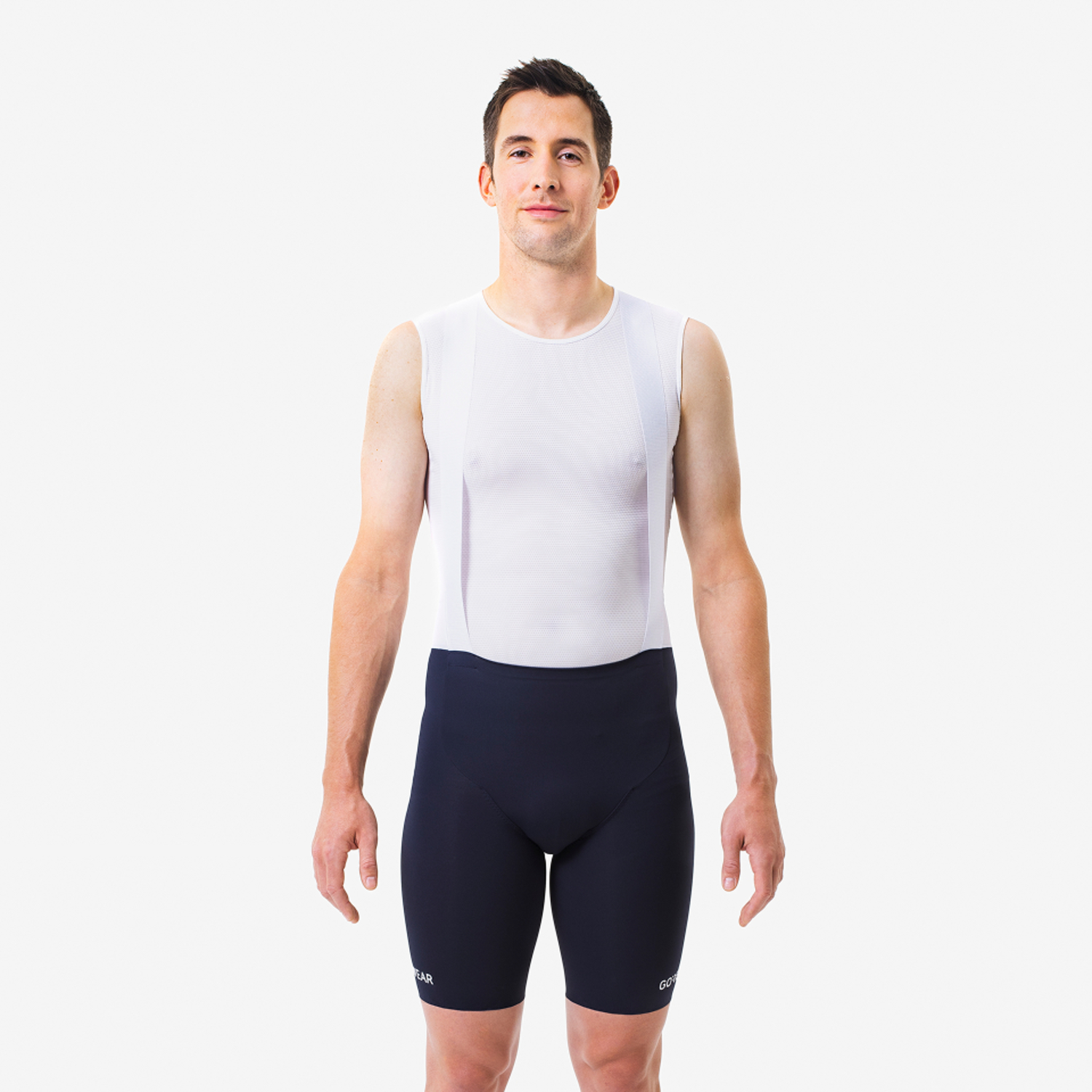 Le modèle porte le produit suivant : SPINSHIFT Cuissard Court Á Bretelles Homme, en taille EU Large / US Medium. Il mesure 194 cm / 6'4'' et pèse 84 kg / 185 lbs.