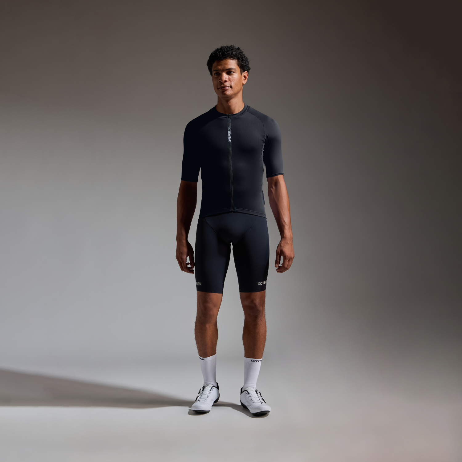 Un modello indossa il prodotto Maglia SPINSHIFT Uomo con taglia EU Large / US Medium. Il modello è alto 194 cm / 6'4'' e pesa 84 kg / 185 lbs.