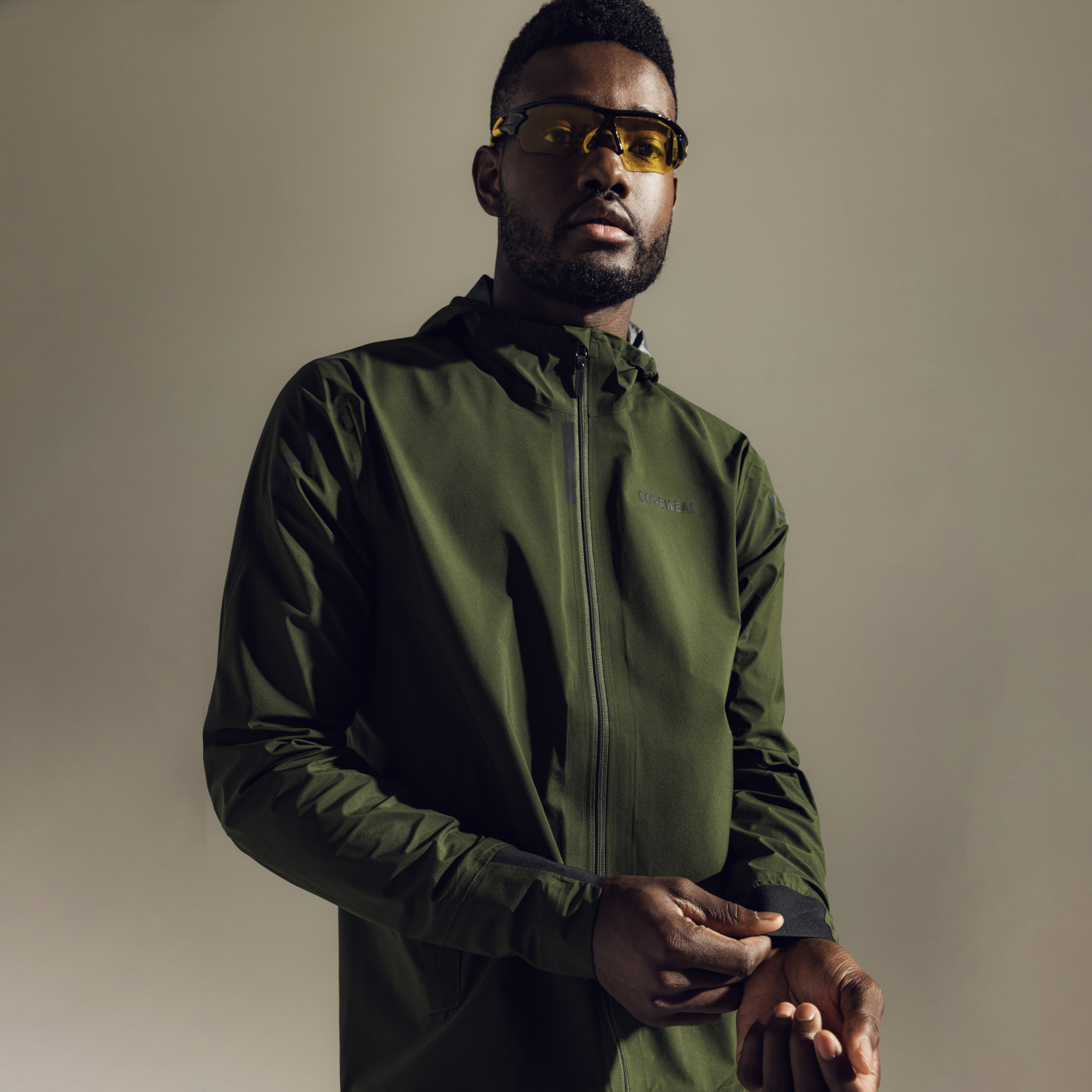 A product model is wearing the CONCURVE GORE-TEX Jacket Mens in size EU Large / US Medium and is 185 cm / 6'1'' and weighs 75 kg / 167 lbs.