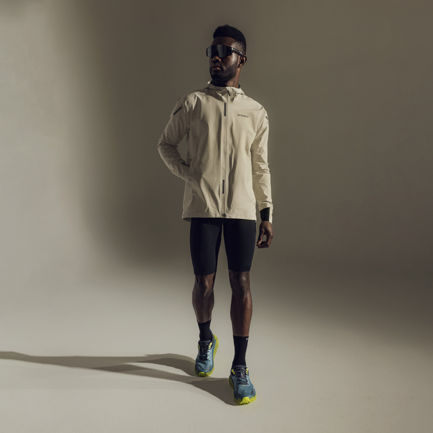 Le modèle porte le produit suivant : CONCURVE GORE-TEX Veste Homme, en taille EU Large / US Medium. Il mesure 185 cm / 6'1'' et pèse 75 kg / 167 lbs.