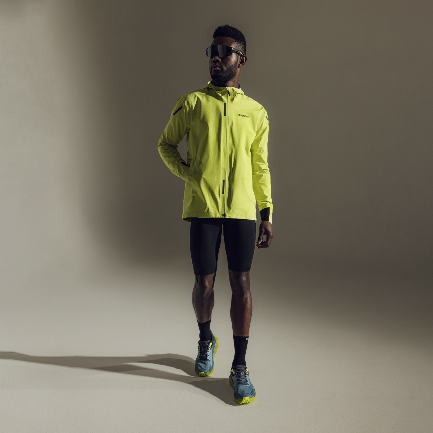 A product model is wearing the CONCURVE GORE-TEX Jacket Mens in size EU Large / US Medium and is 185 cm / 6'1'' and weighs 75 kg / 167 lbs.