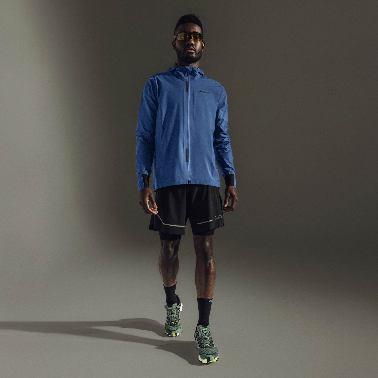 Ein Model trägt einen Artikel der Kategorie „CONCURVE GORE-TEX Jacke Herren“ in Größe EU Large / US Medium und ist 185 cm / 6'1'' groß und wiegt 75 kg / 167 lbs.