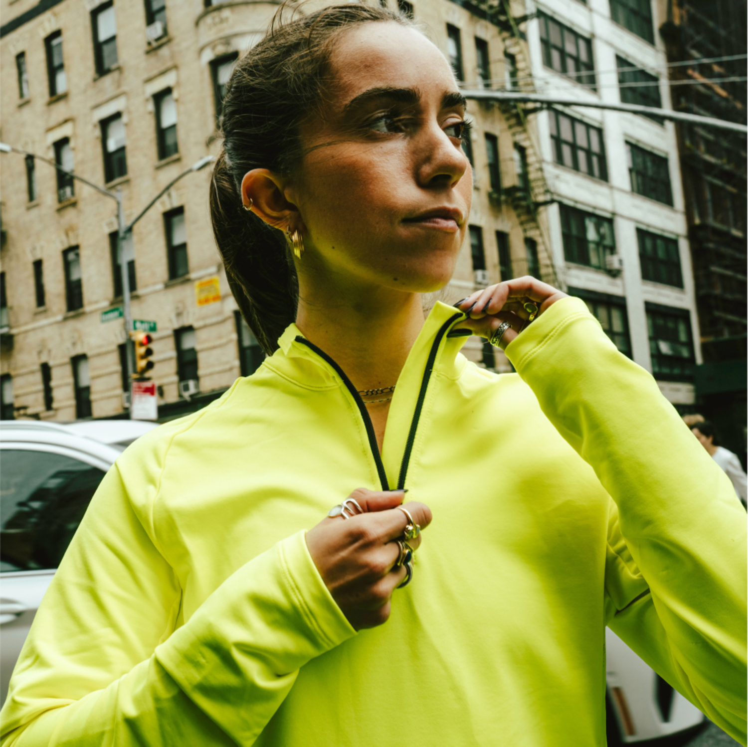 Un'immagine lifestyle del prodotto Midlayer Everyday con Zip a 1/4 Donna in uso.