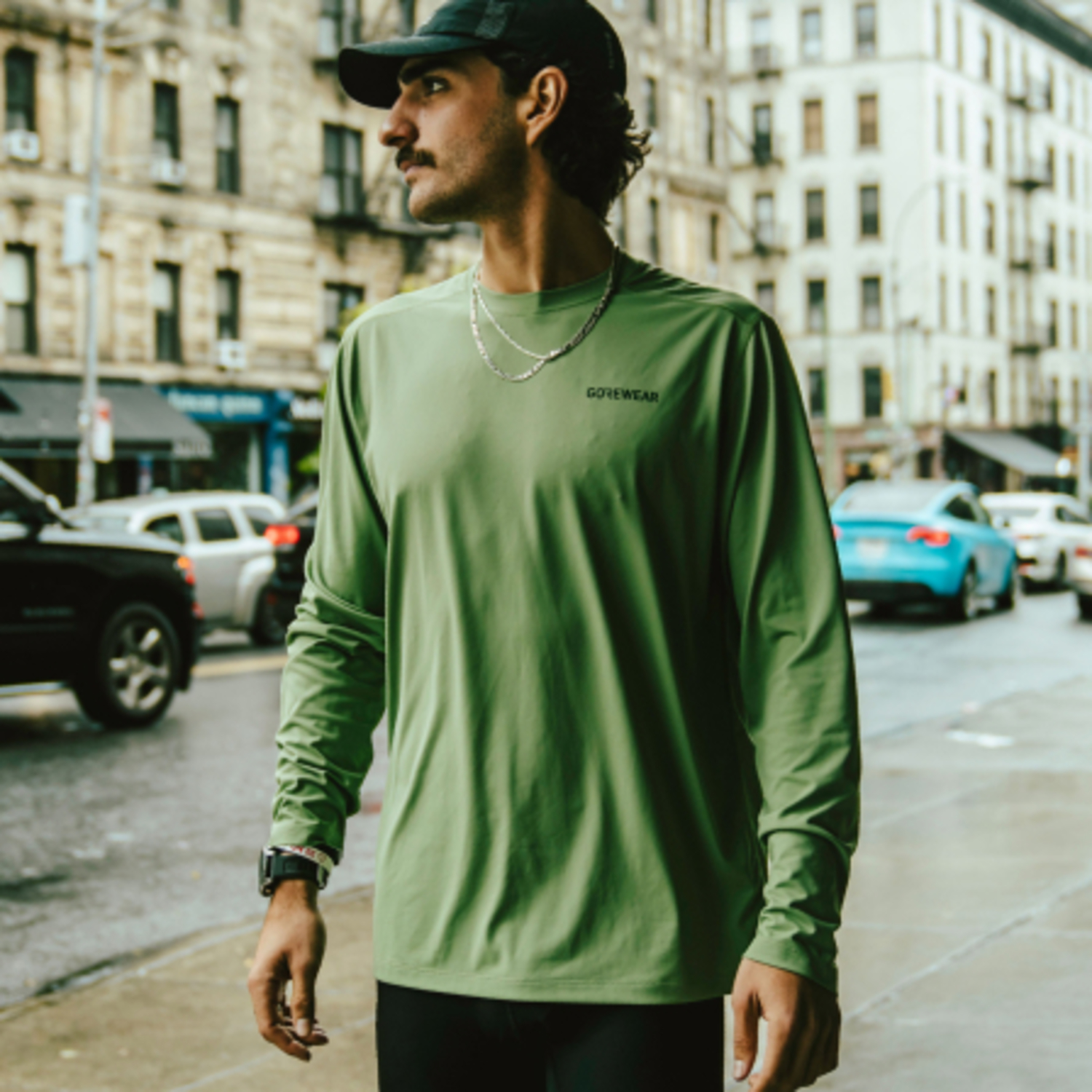 Ein Lifestyle-Bild des Artikels „Everyday Langarm Funktionsshirt Herren“ beim Tragen.