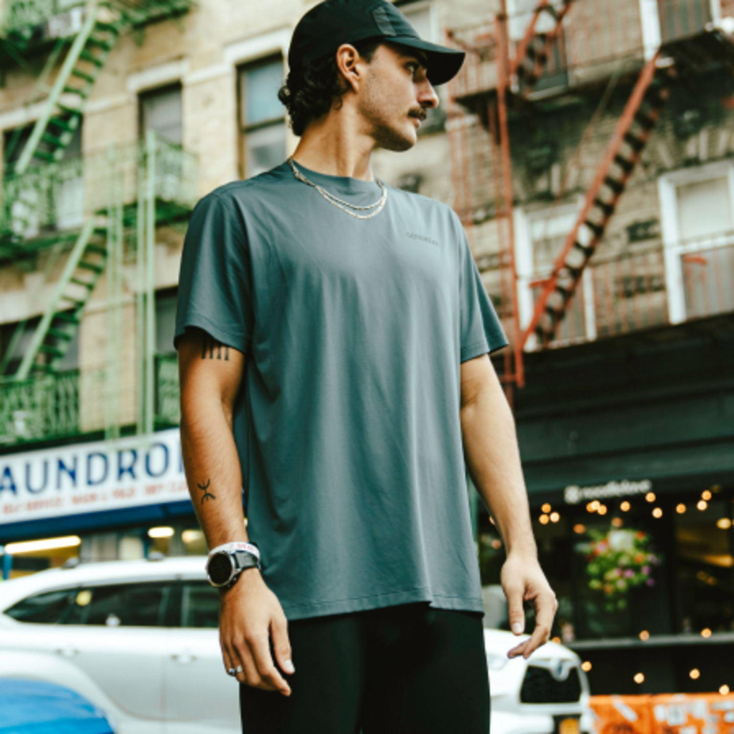 Un'immagine lifestyle del prodotto Everyday T-Shirt tecnica Uomo in uso.