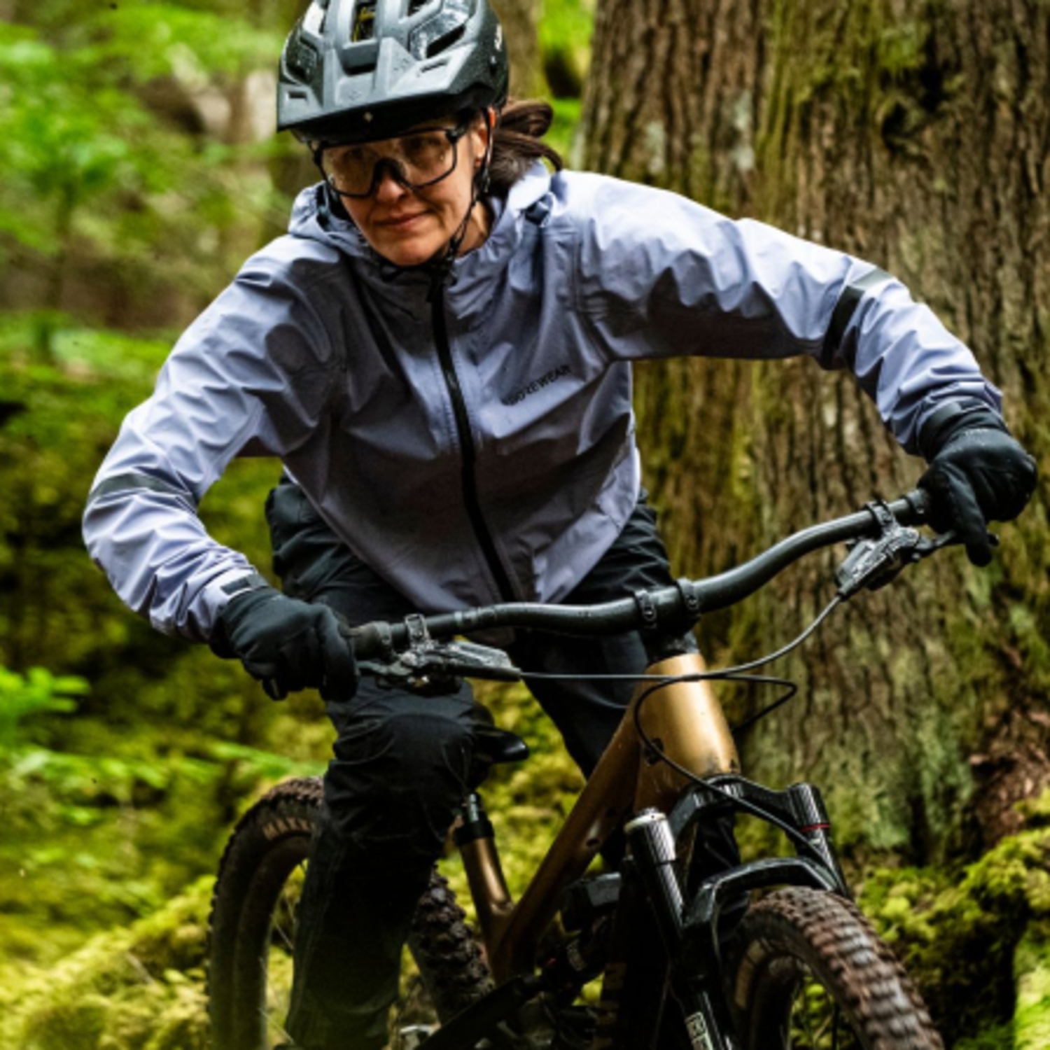 Image montrant le produit suivant : LUPRA 2.0 GORE-TEX Veste À Capuche Femme, en conditions d’utilisation réelles.