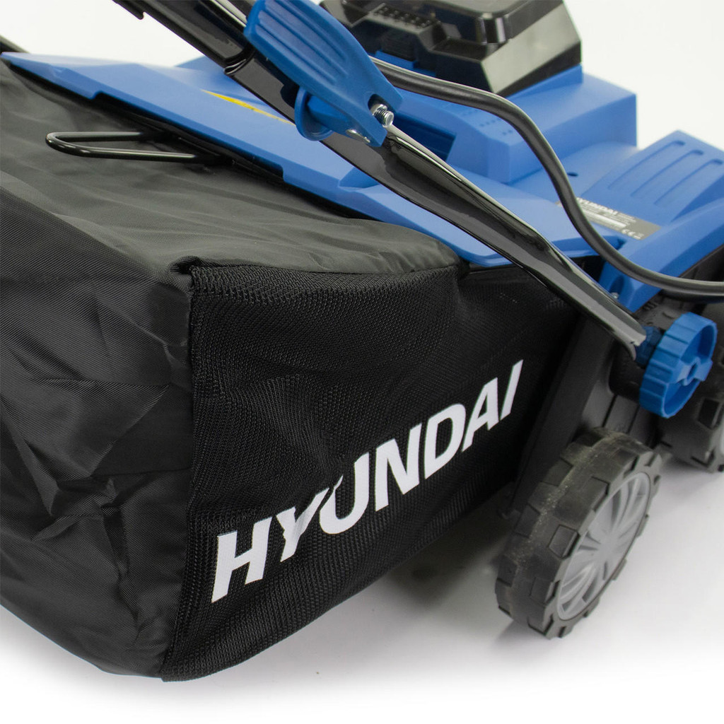 Hyundai Artificial Grass Sweeper 2x 20V (40V) 380mm Working Width, Brushless Motor, 4Ah Li-ion Batteries | HY2197