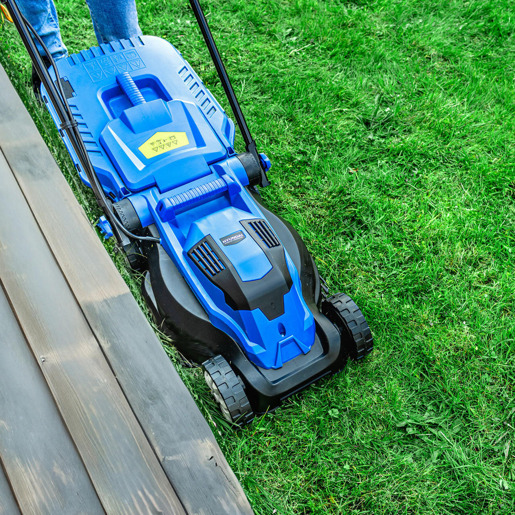 Hyundai 33cm 1300W Electric Lawn Mower, 11m Detachable Power Cable, 3 Heights & 30L Collection Bag | HYM3313E