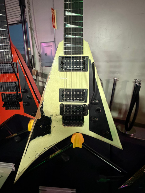 2026 USA JACKSON CUSTOM SHOP / SPECIAL EDITION RHOADS \ VANILLA SHAKE OVER BLACK NITRO TOUR RELIC