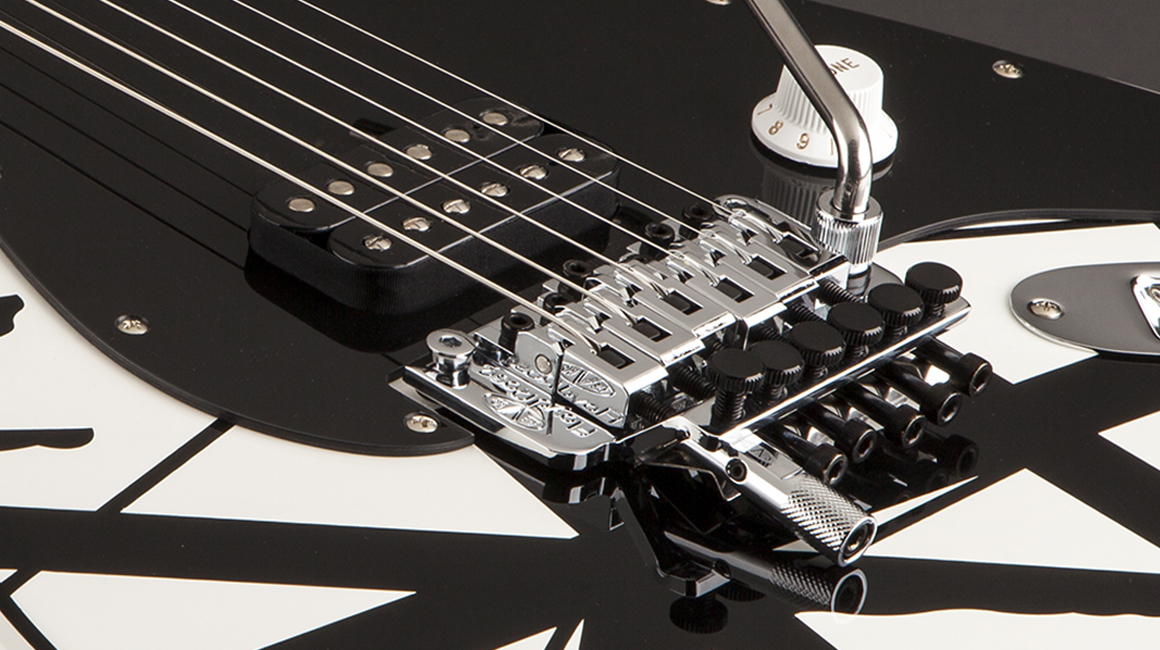Pre-order! EVH Striped Series electric guitar White/Black Stripes