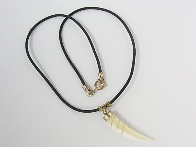 40mm Mother Of Pearl Horn Pendant With Rubber Chocker [e1579]