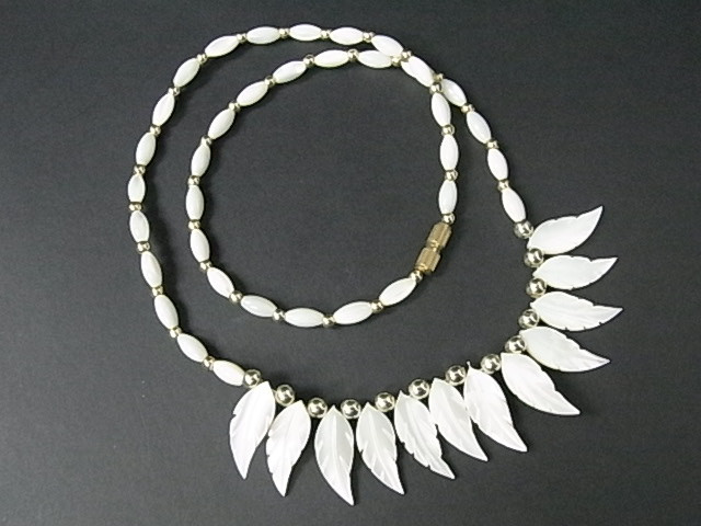 4x6mm Mother Of Pearl Leaves Necklace 18" [e1539]