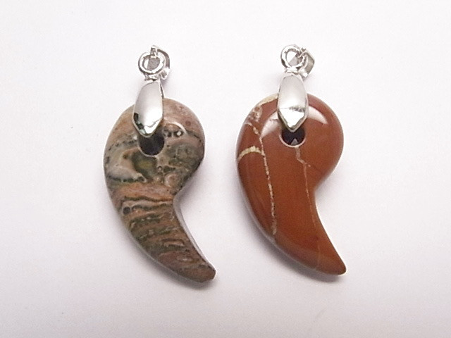 16x28mm Red Jasper & Leopard Skin Magatama Fortune Pendant 2pcs. [e1389]