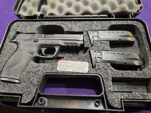 Smith & Wesson M&P 40, .40 S&W with 3 Magazines and Original Case