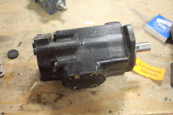 Vickers 3525V0 30A12 1AA20 W01114-R Hydraulic Motor Vickers 3525V0 30A12 1AA20 W01114-R Hydraulic Motor