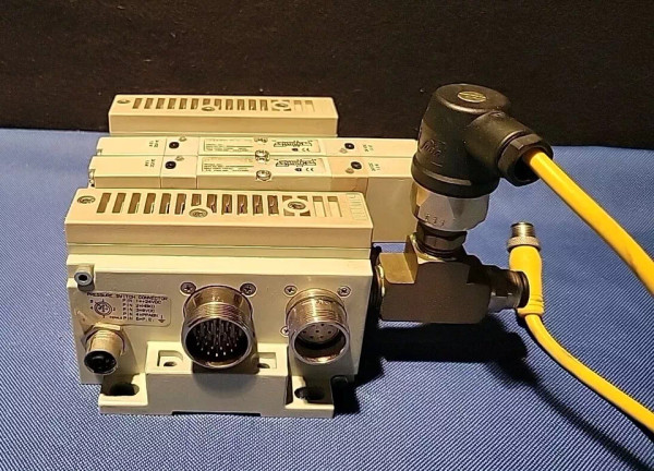 Numatics 4 Slot Manifold W/ 051BB400M000061 Solenoid Pneumatic Valves 24 VDC