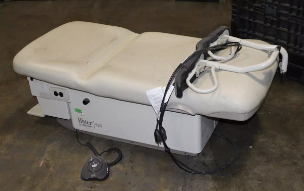 Midmark Ritter 223 Barrier Free Power Examination Chair w/ Footswitch