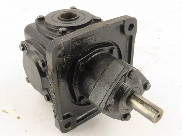 Perfection Gear 1:1 Ratio 20HP 1750RPM Right Angle Gear Reducer 1-1/4" 6-Spline Perfection Gear 1:1 Ratio 20HP 1750RPM Right Angle Gear Reducer 1-1/4" 6-Spline