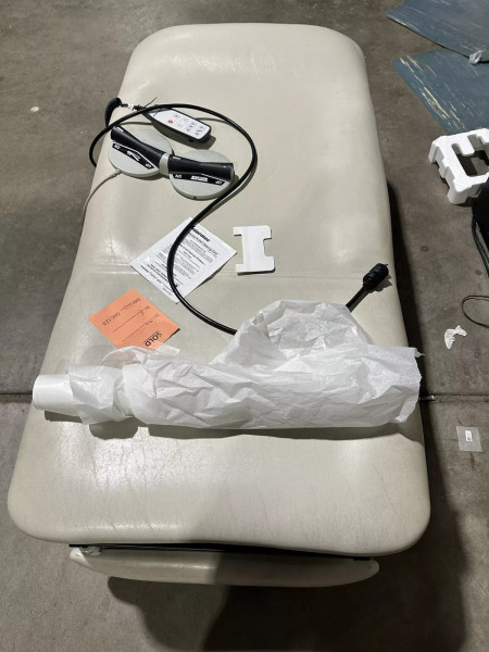 UMF MEDICAL 4040-650-205DA / 4040-650-200 POWER EXAM TABLE
