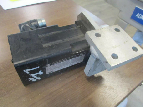 Allen-Bradley Kinetix AC Servo Motor MPL-B220T-VJ42AA Ser. A 6000RPM 0.62KW Used Allen-Bradley Kinetix AC Servo Motor MPL-B220T-VJ42AA Ser. A 6000RPM 0.62KW Used