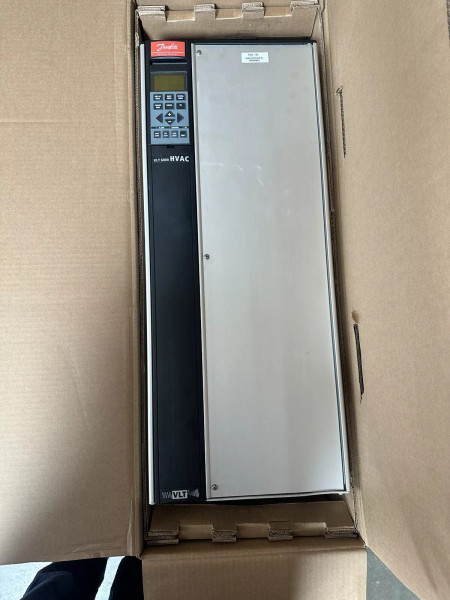 Danfoss VLT6000 60 HP Variable Speed AC Drive 175Z7371 3 Phase 460 V 90 Amp