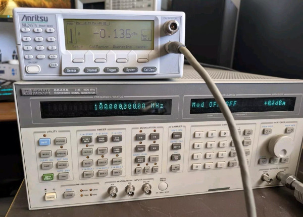 HP/Agilent 8643A Synthesized Signal Generator 1 Ghz W/ Options