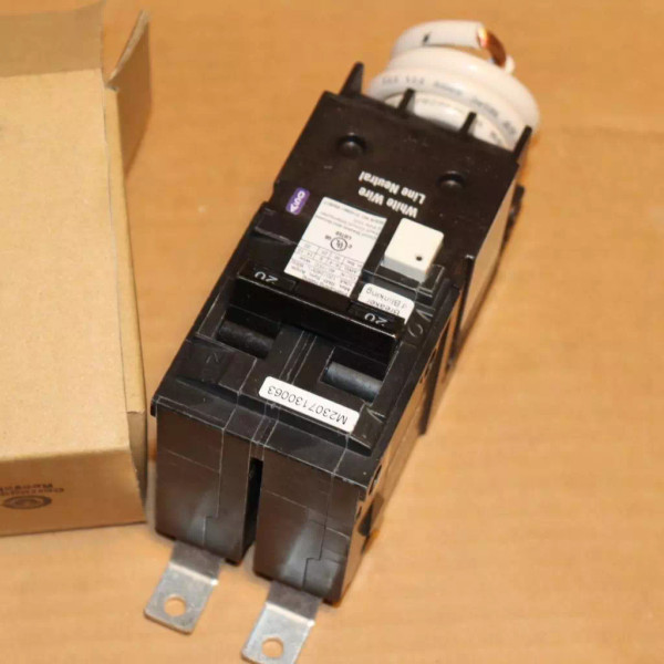 One New in Box Siemens BF220A Type BLF 2 Pole 20 Amp GFI GFCI Bolt In Breaker