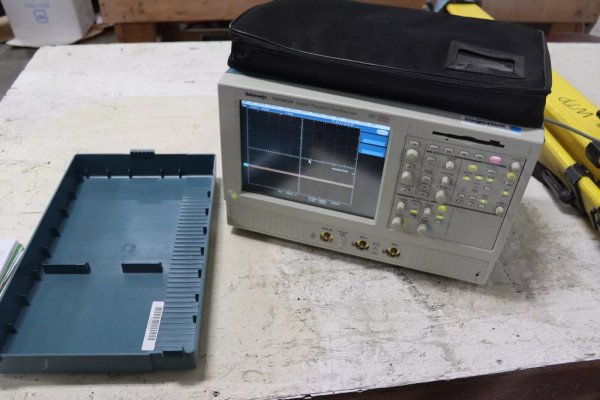 Tektronix TDS5052B B020281 Digital Phosphor Oscilloscope