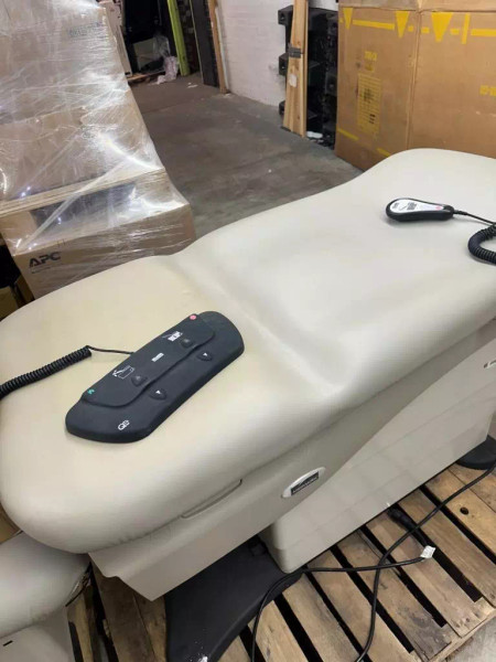 Midmark 625-001 Examination Table Model 625-395121 #1 (TEX)