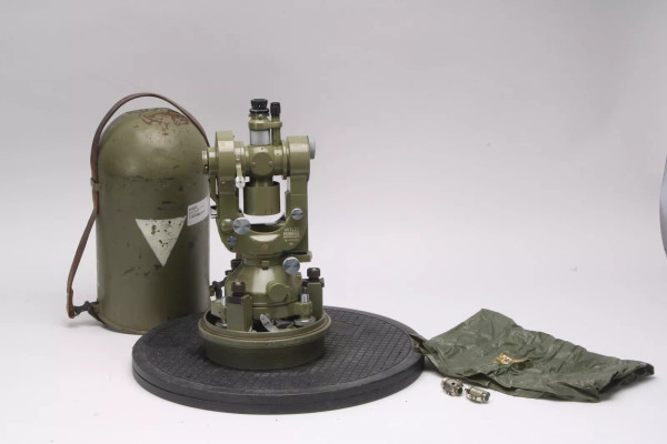 Wild Heerbrugg T2-101254 MIL Universal Theodolite With Case and Cover - Fair