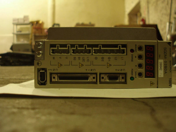 Yaskawa Servopack SGDM-02BDA 100V Ver.39842 FireWire SCSI Servo Controller