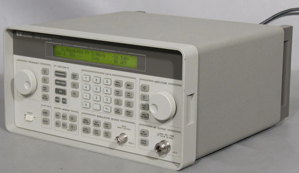 HP/Agilent 8647A Synthesized RF Signal Generator, 250 kHz to 1000 MHz (1 GHz)