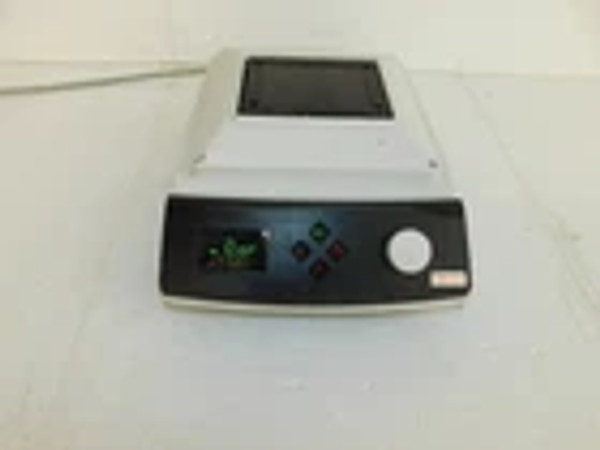 THERMO SCIENTIFIC CAT NO 88880027 DIGITAL SHAKING DRY BATH (PQY88)