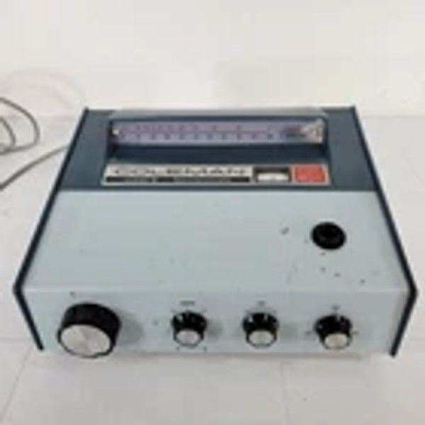 TESTED Coleman 6/20 Junior II Optical Spectrophotometer Spectrometer Cuvette