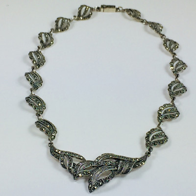 Leaf Shaped Design Choker