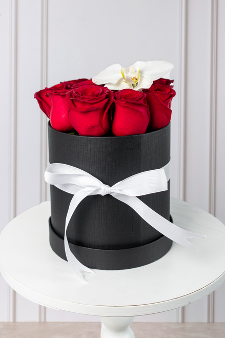 Señorita / Caja de Rosas Rojas con Orquídea AGS