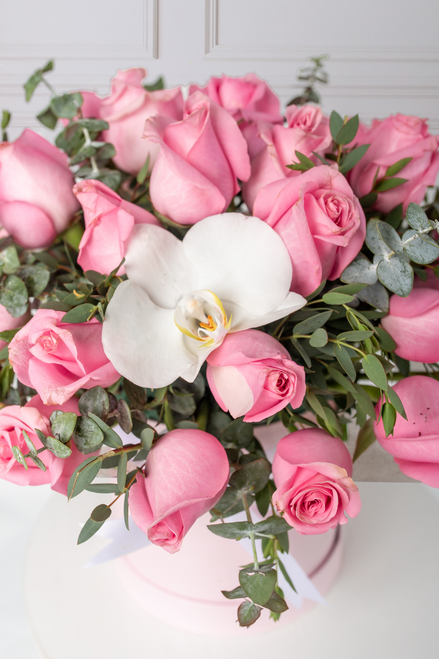 Deja Vú / Caja de Rosas Claritas con Orquídea Cuau. Izc.