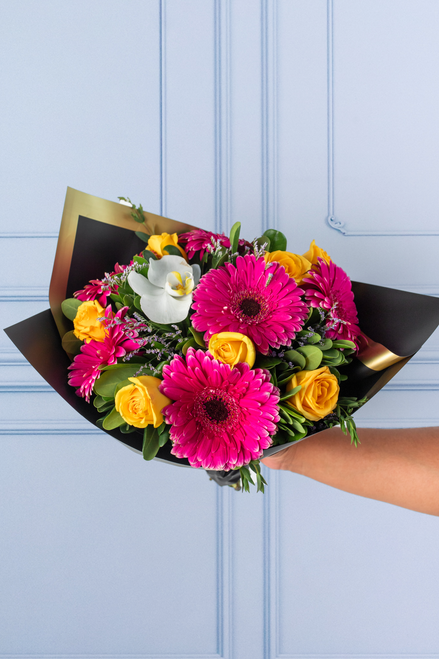 Instantes / Gerbera, Rosa Amarilla y Orquídea Blanca Cuau. Izc.